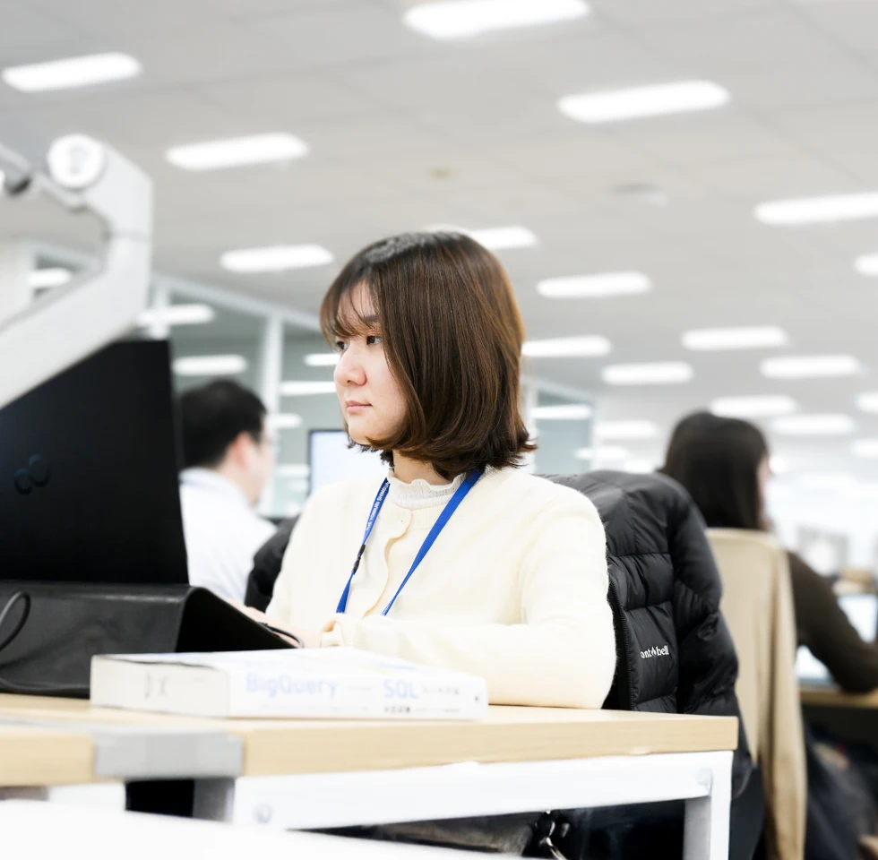 読売新聞のDX推進職で働く女性の写真