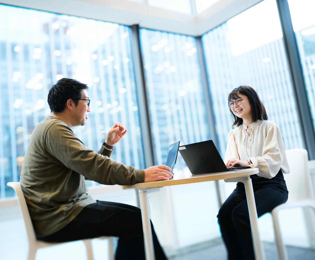 新入社員とマネージャーの面談の写真