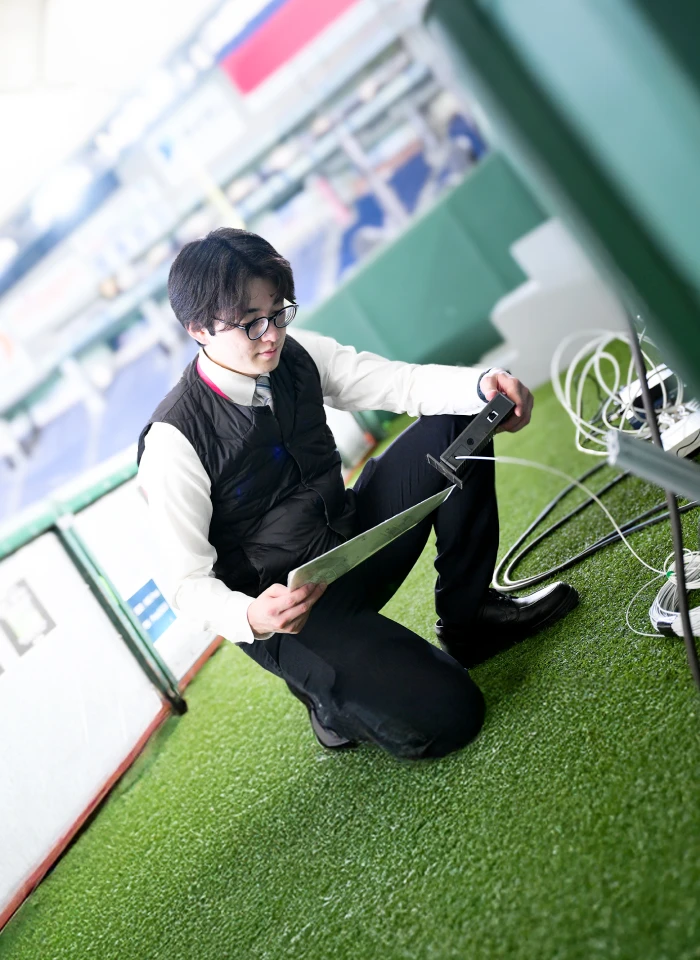 野球のネットワーク整備をしている人の写真